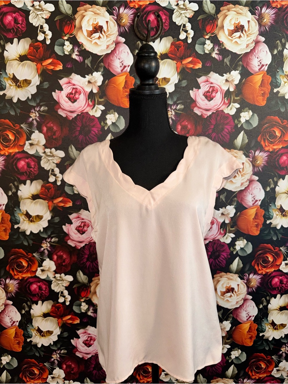 Women's Light Pink Scalloped Trim V-Neck Cap Sleeve Top